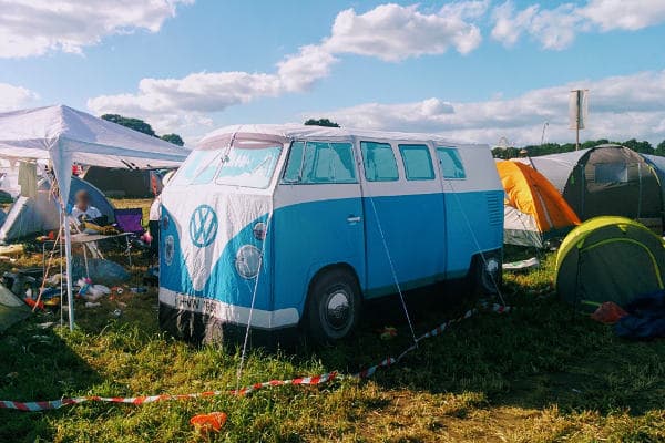 Festival Ausrüstung - Camping Equipment auf der Wiese